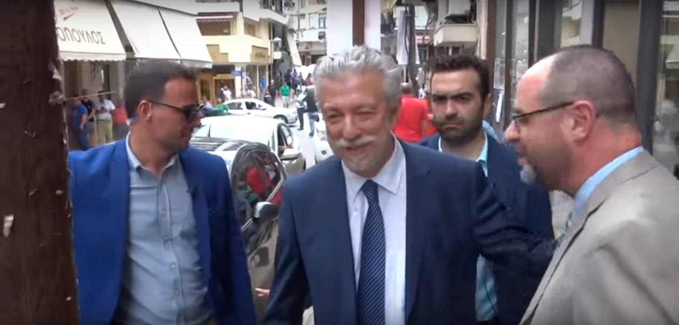 Εθνική οργή κατά Συριζαίων – «Προδότες… αλήτες»: Γιούχαραν Κοντονή – Τζάκρη έξω από το Ειρηνοδικείο Γιαννιτσών – Βόμβα Σγουρίδη για το μέλλον της Κυβέρνησης